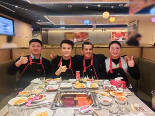 Зарубежный клиент посетил Oriental Shimao, укрепляя сотрудничество в сфере трейлеров для перевозки пищевых продуктов